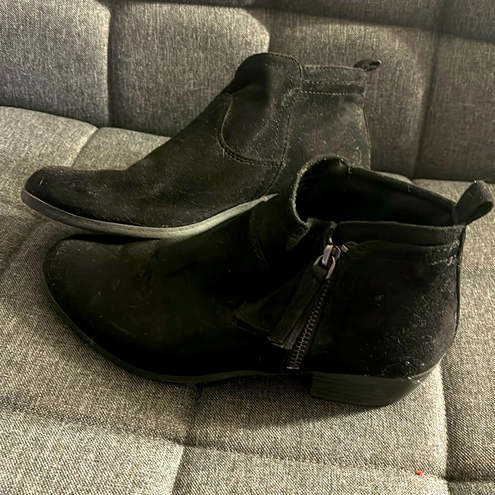 Worn a few times! Good quality, a little dusty!